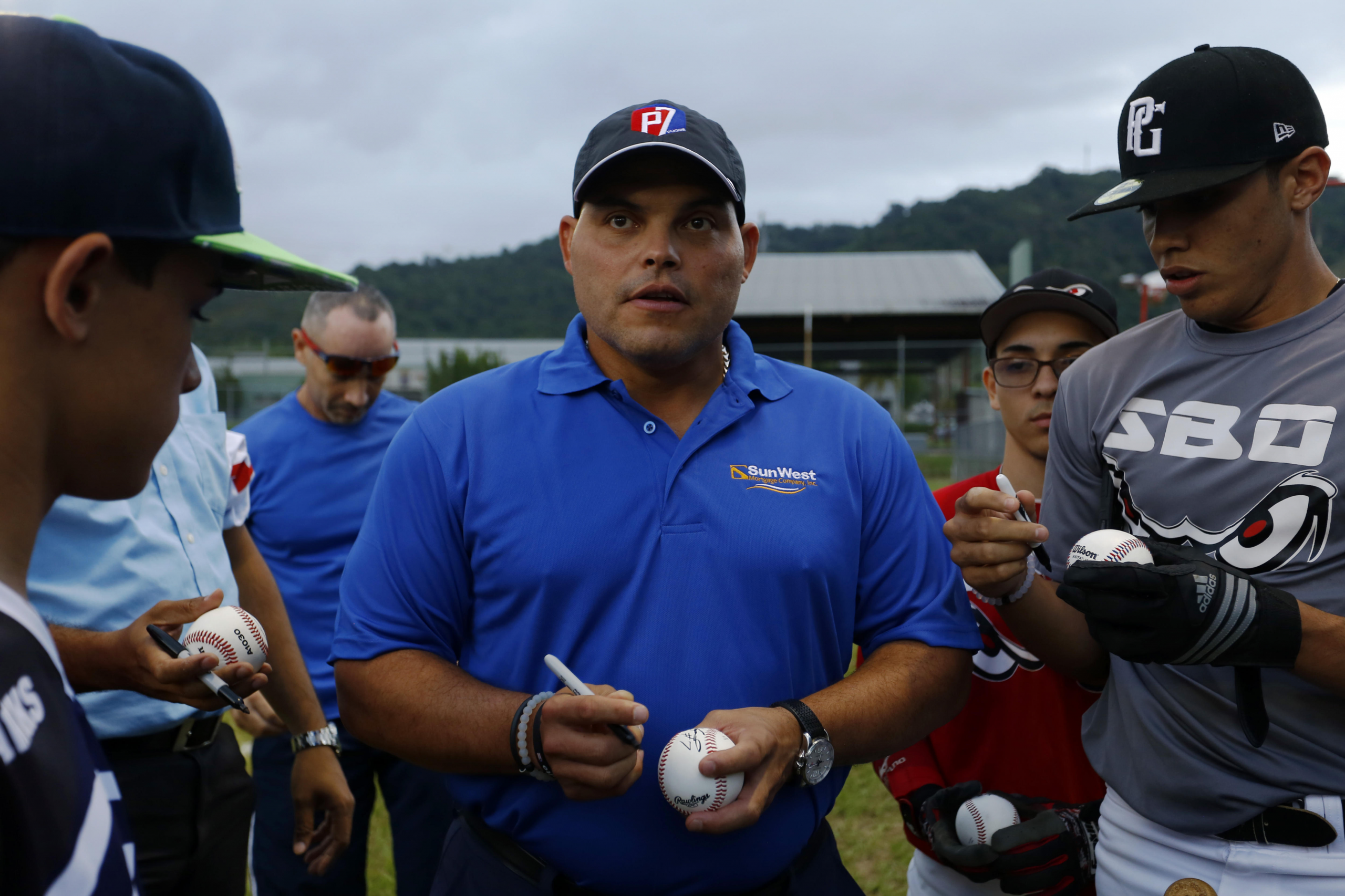 wp image 6052 scaled - Secretario de Deportes de P.Rico recibe a beisbolista boricua Iván Rodríguez