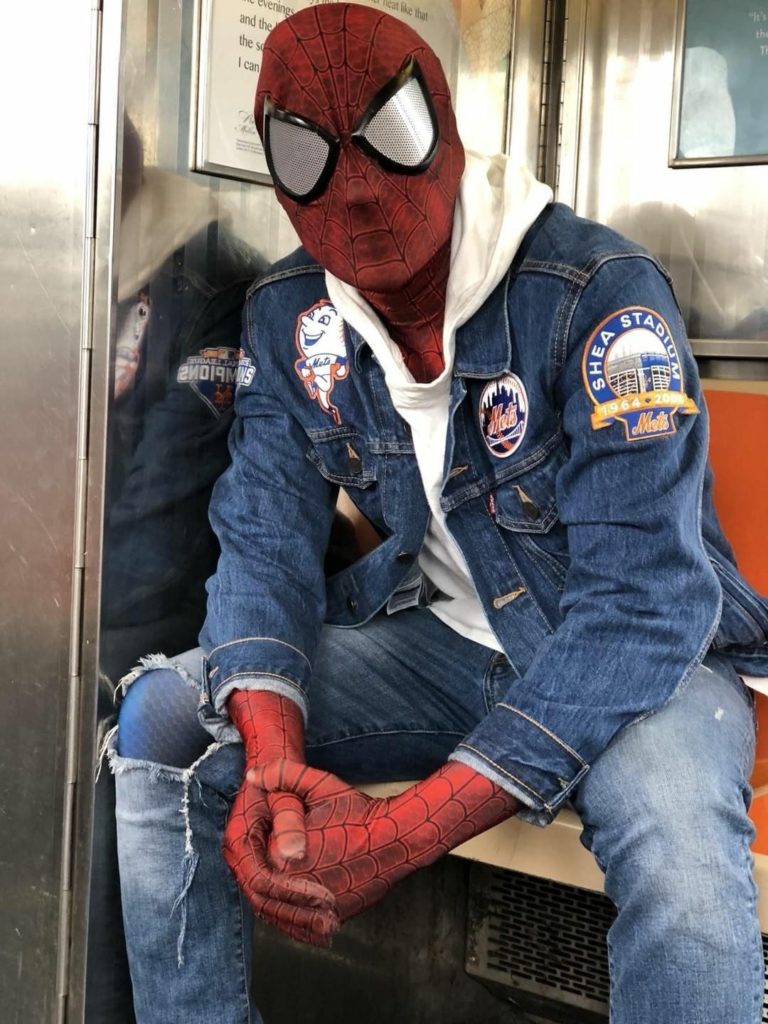 Spider 4 768x1024 - Spiderman orgulloso fan de los Mets de NY